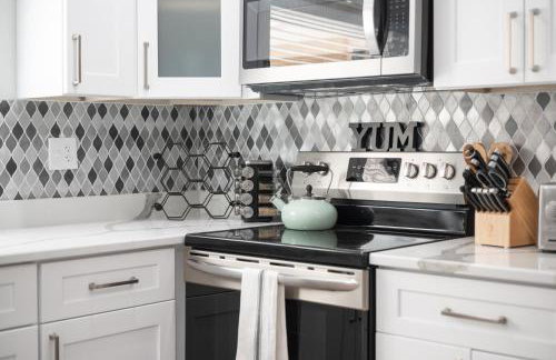 Wood Circle House - Dog Friendly with Fenced in Backyard - Foto 16