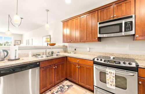 Seaside Waterfront condo walking to downtown and beach - Foto 23