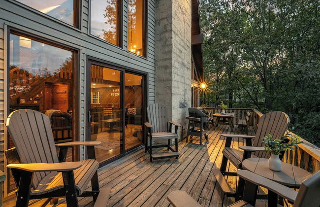 Sky View Chalet by Avantstay Stunning Interior, Spacious Deck, Hot Tub, & View - Photo 5