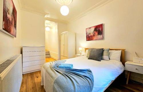 Lovely Ground Floor Home with High Ceiling and a Private Garden with Deck by Earl's Court Station - Photo 4