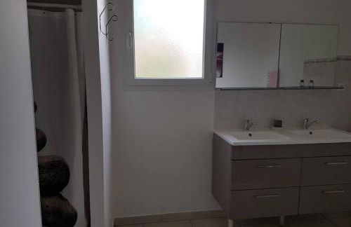 Agréable maison entre rivière et centre du village avec piscine - Photo 3