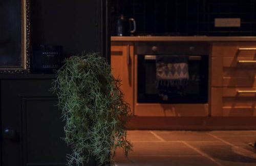 BOHOME moody 2 bed garden cottage Macclesfield centre - Foto 7