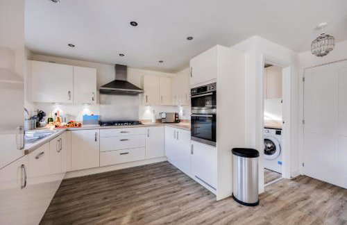 Stunning Detached House with Driveway Parking, Office Room, Self-Check-In, Fast WiFi and Smart TV with Sky and Netflix by Yoko Property - Photo 33