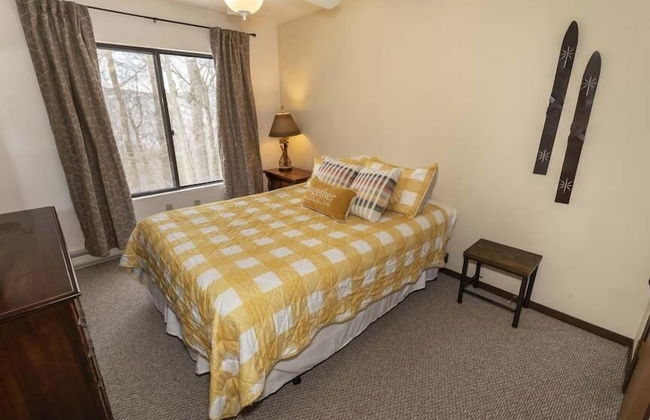 Seven Springs 3 BR Deluxe Condo, Near Golf Course by RedAwning - Photo 2