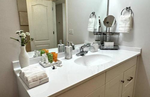 Bright Spacious Renovated Home Master on Main - Foto 40