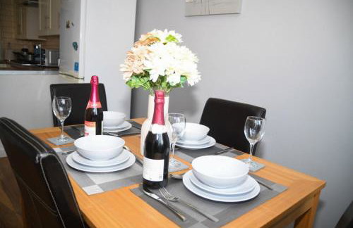 2ndHomeStays- Willenhall-A Serene 3 Bed House with a Garden View-Suitable for Contractors and Families-Sleeps 9 - 7 mins to J10 M6 and 21 mins to Birmingham - Foto 12