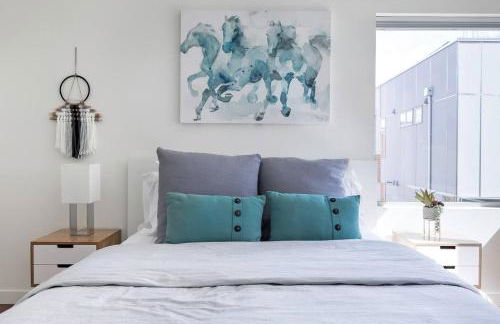 Urban Architectural Retreat with Rooftop Deck & Fi - Foto 10