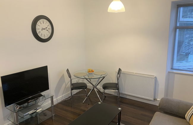 Aberdeen Serviced Apartments - The Lodge - Photo 9