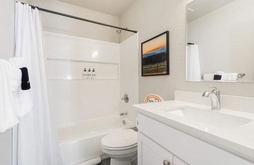 Newly Built 3BD Retreat w Mtn Views & Game Room - Foto 26
