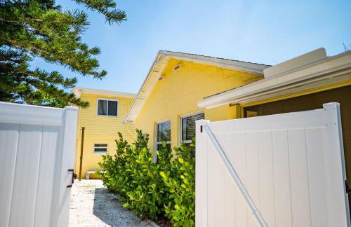 Sun-Drenched 1BR Apt - 5min walk to Beach - Foto 17