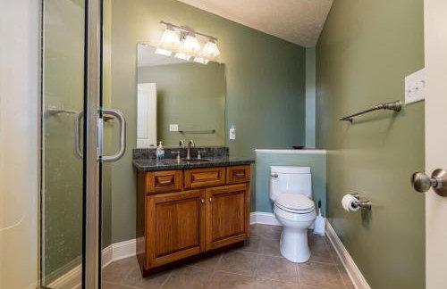 Riverbend Lodge Spacious Riverfront Home with Hot Tub Pool & Mountain view - Foto 53