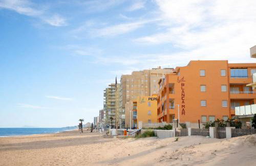 Apartamento en primera línea de playa con vistas al mar - Foto 15
