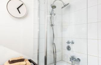 Rob's Suite - Zentrale Design-Suite am Opernplatz, 2 Zimmer, 2 Bäder und Top-Ausstattung - Foto 3