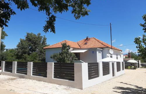 Vacation house with private pool and yard - Photo 26