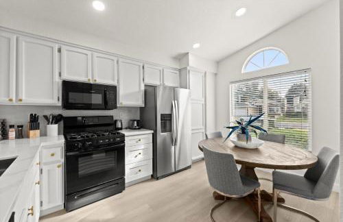 Recently Upgraded House with King Suite, quiet NBHD, Fast Wifi, and Yard - Foto 7