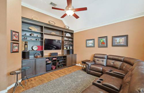 DFW Getaway - 4 Bedrooms Pool Oasis Media Room - Photo 8