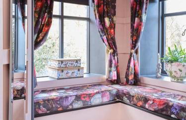 Ty Pandy Eclectic Luxury Family cottage Sleeps 8 adults and 2 children - Photo 12