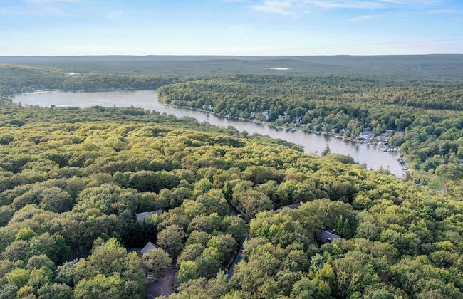 Sky View Chalet by Avantstay Stunning Interior, Spacious Deck, Hot Tub, & View - Photo 37