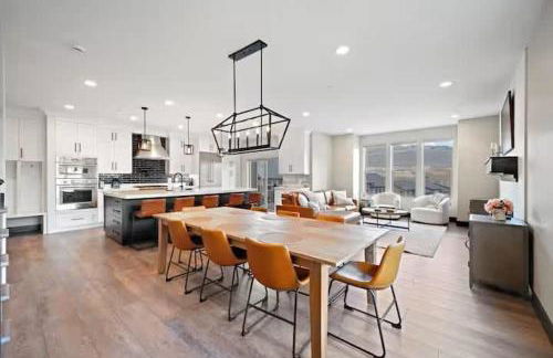 Spacious 5BR Family Townhome with Hot Tub and Garage - Foto 3