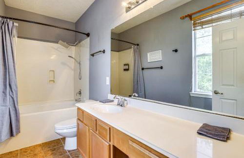 Fish and Hike Pet-Friendly Humble Home with Yard - Foto 18