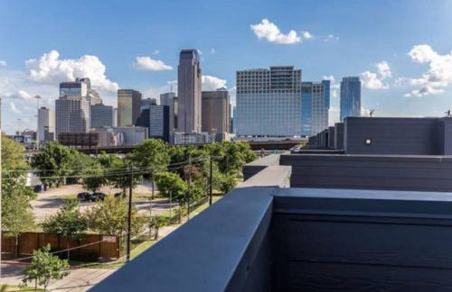 Stunning Townhome Near Uptown - Photo 16