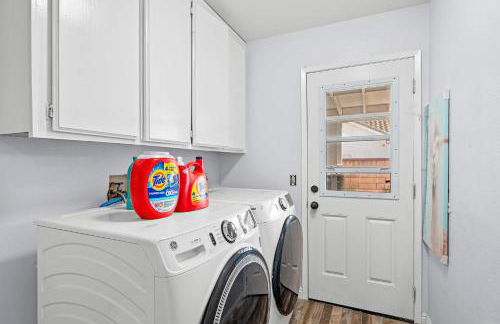 Stylish Home w Full Kitchen Garage Backyard - Foto 14