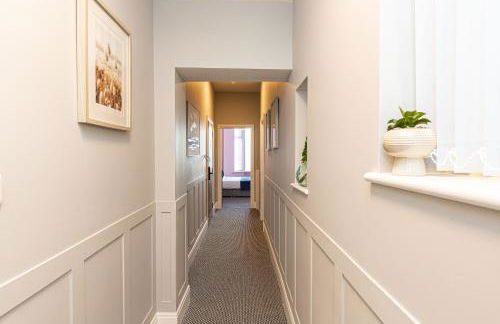 Beachfront Apartment 3 Bedrooms Sleeps 7 - Gateway to the Lake District - Newly Refurbished - Foto 7