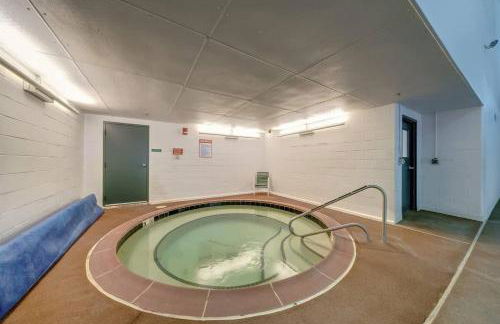 Secluded Retreat w Hot Tub, FirePit & Pool Access - Foto 51