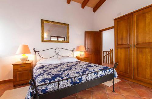 Elegant 4-Bedroom Villa with Private Pool and Amazing Sea Views - Photo 9