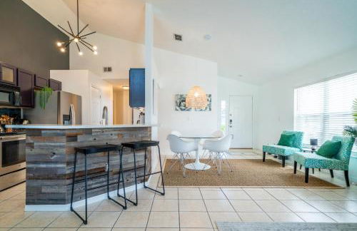 Stylish Villa Retreat with Pool - Photo 15