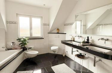 Luxuriöse Ferienvilla mit Garten, Gaming Zone & Netflix - Foto 14