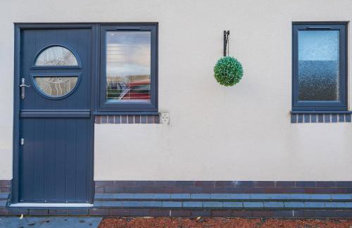 Modern 4-Bed Home Spacious & Comfortable - Pass the Keys - Foto 54