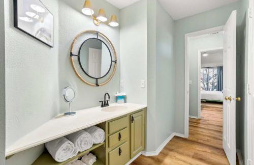 Resort Style Backyard Pool Pickleball Court - Foto 45