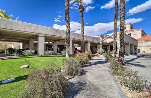 Patio and Pool Access Stunning Palm Desert Townhome - Foto 26