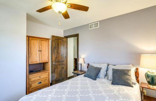 Riverfront Cabin Near Dtwn Pella with Game Room! - Foto 18