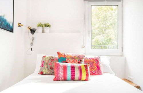 Charming Apartment With Vibrant Accents - Photo 13