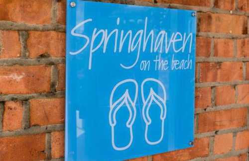 Beachside period family home. 5 BR spacious, comfortable. - Photo 49