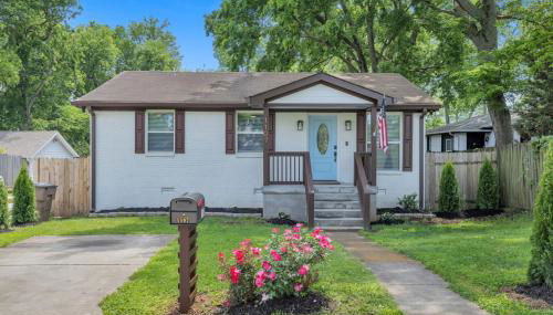 Single Story Pet Friendly Home, with Fenced Yard, Fire Pit, 5min to Downtown!! - Foto 3, Garden