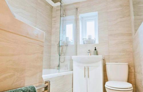 Central 3 Bed Home, Contractors, Garden, Fast WiFi, Smart TV - Photo 14