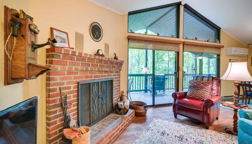 Charming Hedgesville Retreat with Deck and Fireplace! - Foto 3