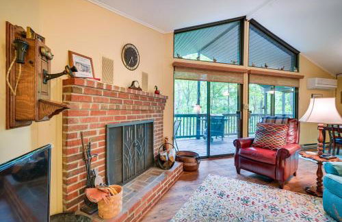 Charming Hedgesville Retreat with Deck and Fireplace! - Foto 3