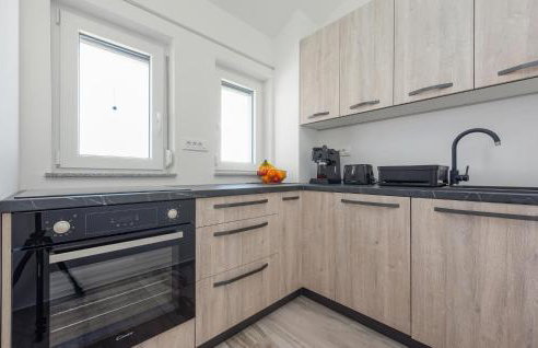 Beautiful Apartment In Prizna With Wifi - Photo 8