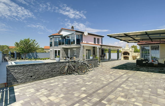 Modern Villa With Private Pool Consisting of 2 Apartments Near the Beach - Photo 29