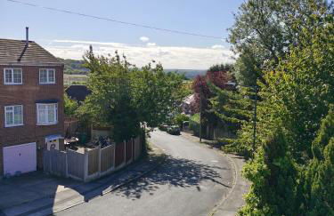 Timeless 2 Bedroom Townhouse Near The City Centre With Drive Parking - Photo 11