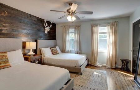 1-Story Home, Fenced Yard, Grill, Firepit, Parking, Sleeps 10, Pet-Friendly, Smart TVs, 10 Mins to Nissan Stadium & Five Points, Cozy Bedrooms, Outdoor Fun, Perfect for Families & Groups - Foto 2