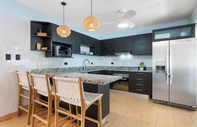 Spacious Home w/ Private Pool & Covered Patio Near the Beach - Foto 11