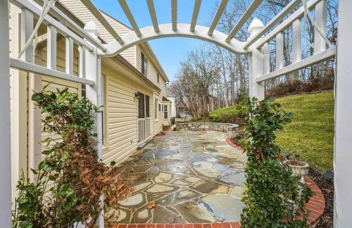 Bright Family Retreat with Private Backyard & Loft - Foto 23