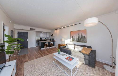 Music Row Retreat with Pool and Free Parking, Walk to Bars! - Foto 10