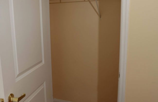 University Retreat With Plenty of Restaurants Nearby - Photo 4