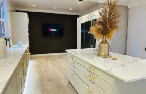 Red Roofs - 5BR Luxury - Large Gardens - EV Point - Near Edinburgh - Photo 3